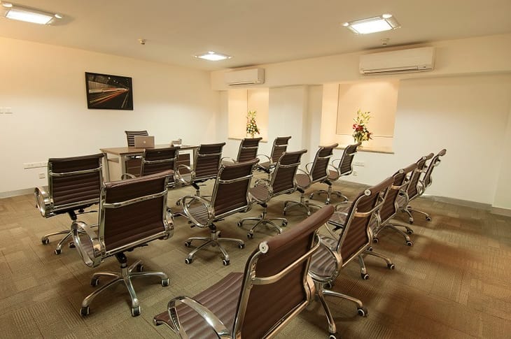 Image 34 of the Fazlani Business Centre - Ismail Building - D N Road - Mumbai office