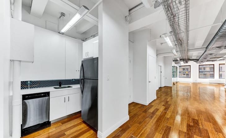 Image 16 of the Knotel - 989 6th Avenue - New York - NY office